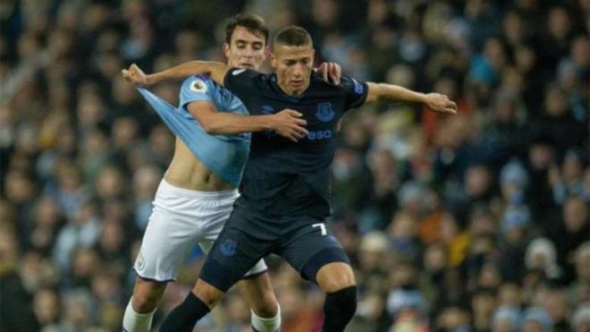 Richarlison, tratando de zafarse de Eric García, jugador del Manchester City de Pep Guardiola (Foto: EFE).