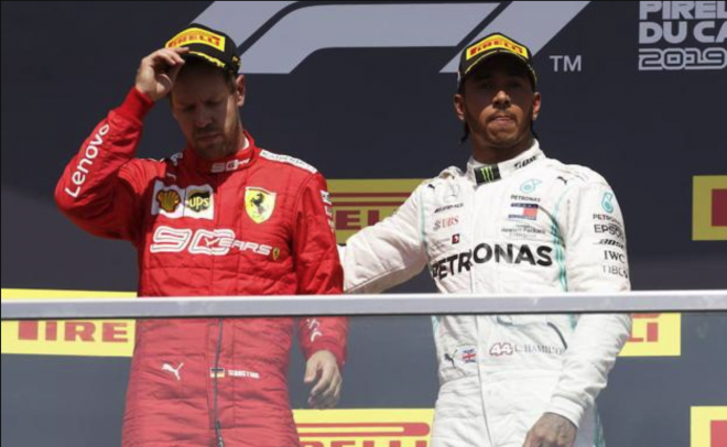 Sebastian Vettel, consolado por Lewis Hamilton (Foto: EFE).