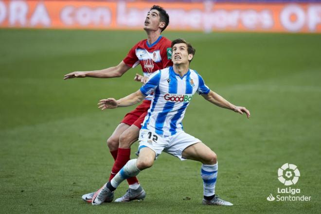 Aihen Muñoz pugna por un balón Carlos Fernández, en el Real Sociedad-Granada (Foto: LaLiga).