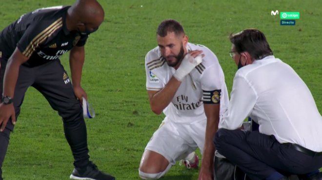 Benzema, con molestias en el duelo del Real Madrid ante el Alavés.