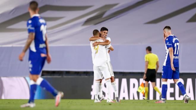 Asensio y Benzema celebran el gol del balear ante el Alavés (Foto: Real Madrid).