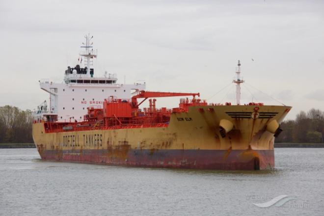 El buque petrolero/químico de nombre 'Bow Elm', con bandera de Singapur.