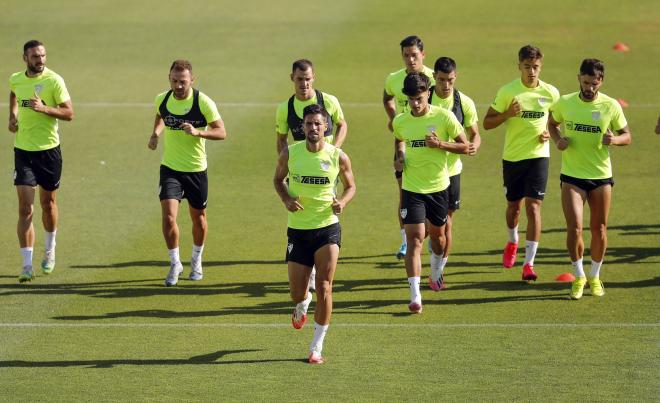 Adrián lidera el grupo en un entrenamiento de esta semana (Foto: Málaga CF).
