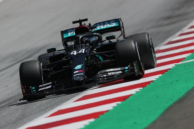 Lewis Hamilton, con el Mercedes W11 de color negro (Foto: Mercedes).