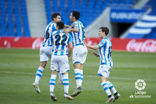 Los jugadores de la Real celebran un gol al Granada (Foto: LaLiga).