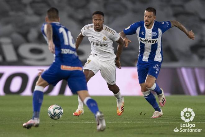 Éder Militao conduce delante de Joselu en el Real Madrid-Alavés (Foto: LaLiga Santander).