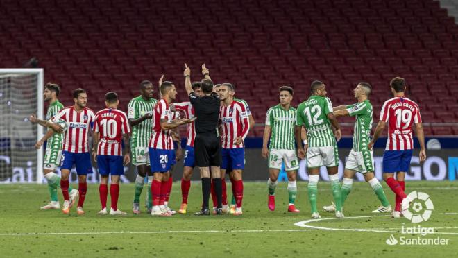 Los jugadores del Atlético de Madrid le protestan al árbitro, González González (Foto: LaLIga).