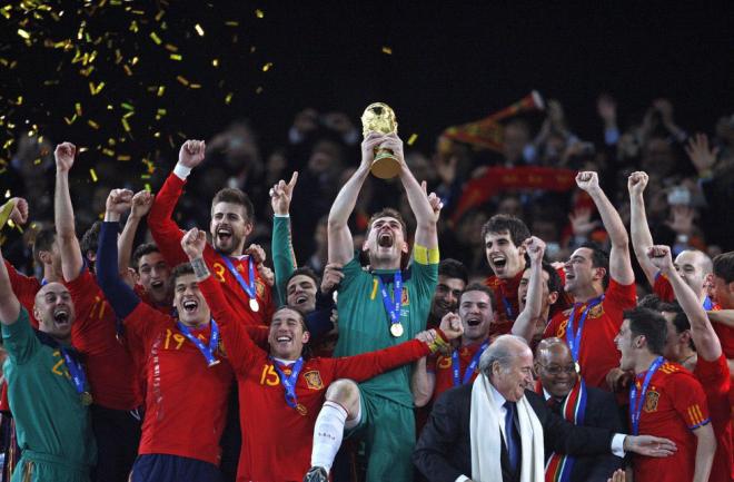 Iker Casillas levanta la copa del Mundial 2010 que ganó España.