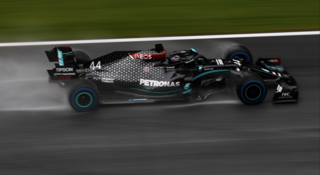 Lewis Hamilton, durante la clasificación del Gran Premio de Estiria (Foto: @MercedesAMGF1).