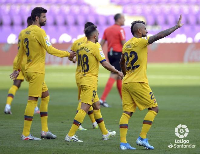 Arturo Vidal celebra el gol con sus compañeros.