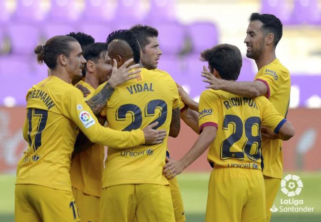 Arturo Vidal celebra el gol con sus compañeros.
