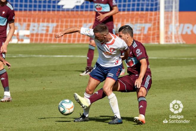 Nolito presiona a un rival durante el Osasuna-Celta (Foto: LaLiga).