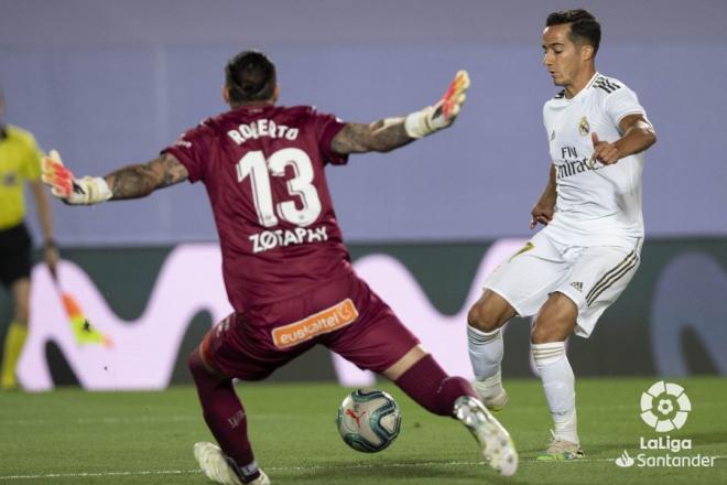 Lucas Vázquez dispara ante Roberto en el Real Madrid-Alavés (Foto: LaLiga Santander).