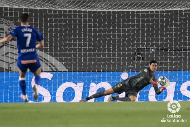 Courtois despeja un tiro del Alavés (Foto: LaLiga Santander).