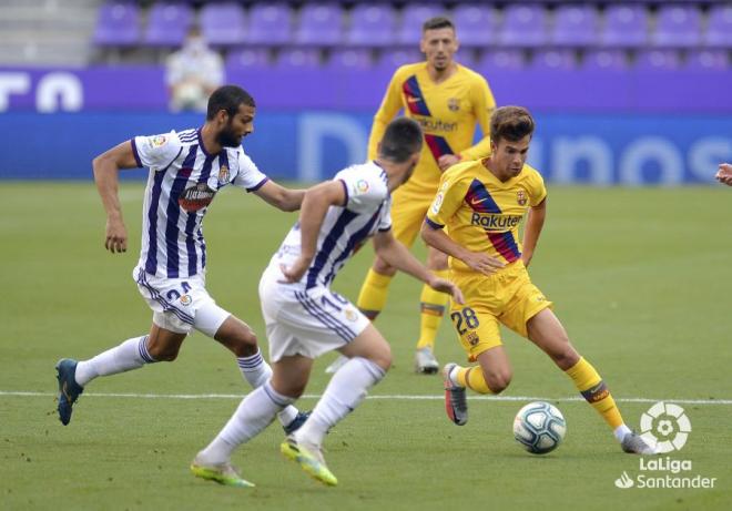 Joaquín intenta frenar a Rigui Puig en el duelo entre el Real Valladolid y el Barcelona.