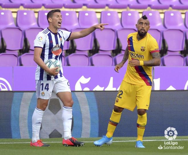 Alcaraz y Vidal, durante el Real Valladolid-Barcelona (Foto: LaLiga).