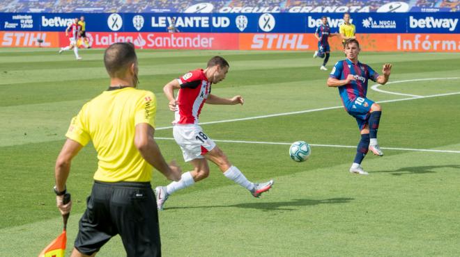 El alavés Óscar de Marcos centra para habilitar el 0-1 de Raúl García al Levante UD (Foto: LaLiga).