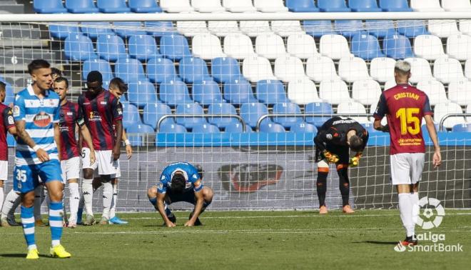 Los jugadores del Dépor se lamentan tras el segundo gol del Extremadura (Foto: LaLiga).