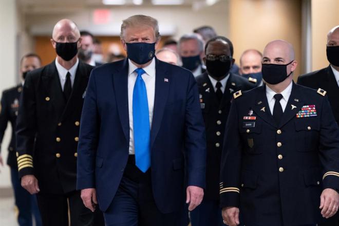 La primera imagen de Donald Trump con mascarilla.
