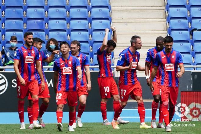 Los jugadores del Eibar celebran un gol en el Espanyol-Eibar (Foto: LaLiga Santander).