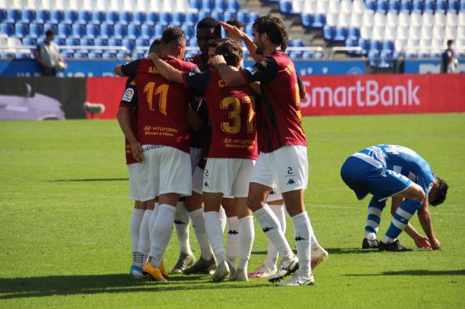 Los jugadores del Extremadura celebran los tres puntos ante el Dépor (Foto: EUD).