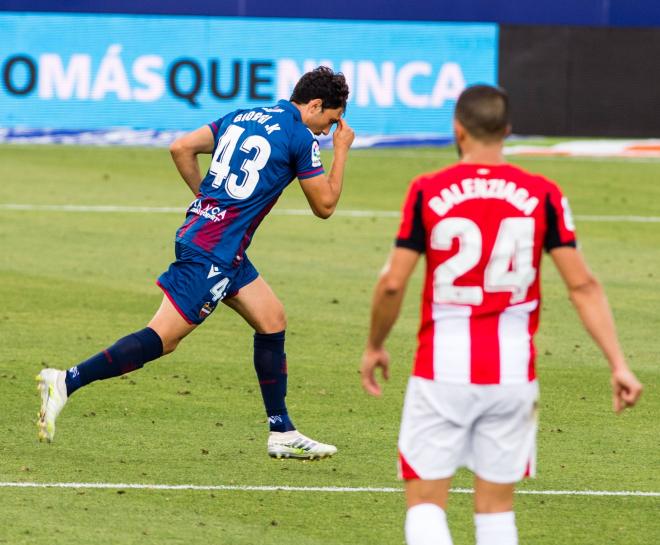 Giorgi Kochorashvili salta al césped en su debut con el Levante UD en LaLiga ante el Athletic Club. (Foto: Levante UD)