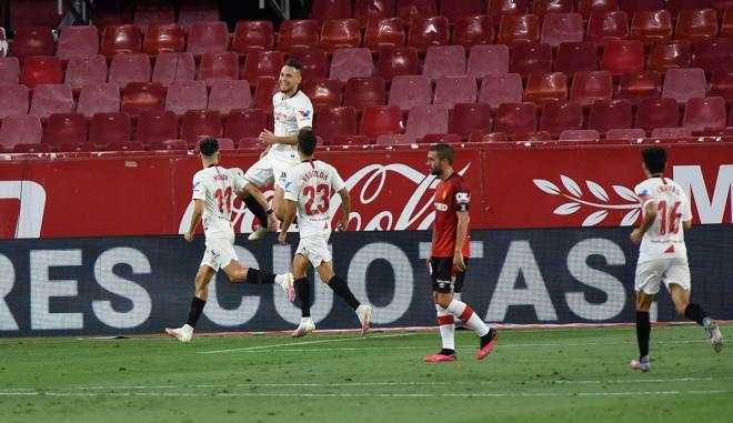 Gol de Ocampos en el Sevilla - Mallorca (Foto: Kiko Hurtado).