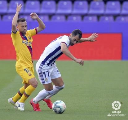 Javi Moyano protege el balón ante Jordi Alba.