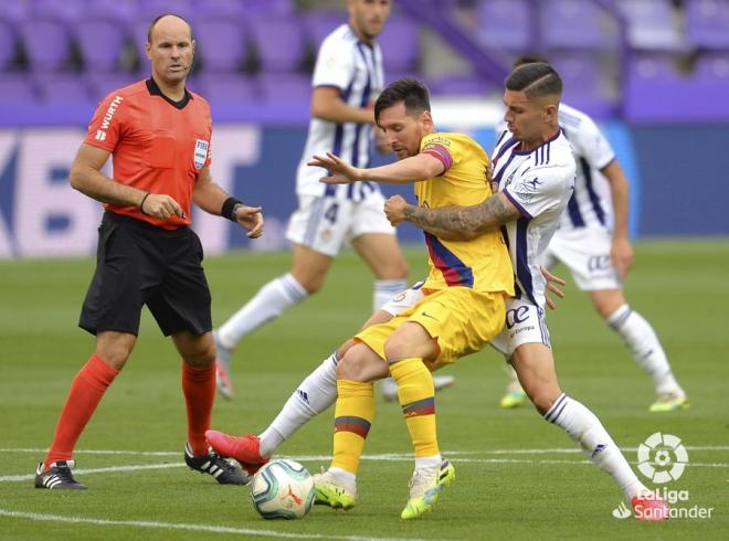 Javi Sánchez agarra a Messi ante Mateu Lahoz.
