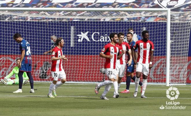 Los jugadores del Athletic celebran el gol de Raúl García ante el Levante (Foto: LaLiga).