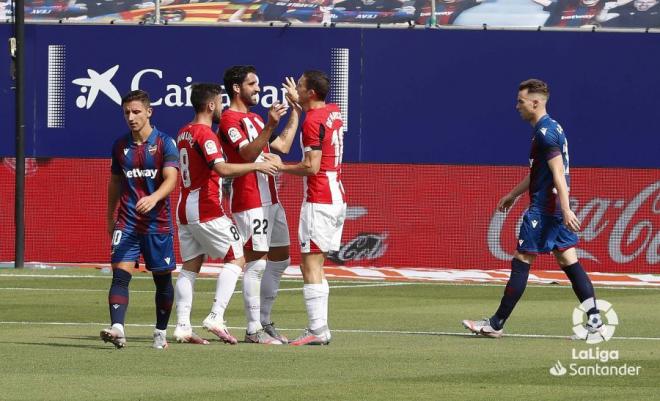Los jugadores del Athletic celebran el gol de Raúl García ante el Levante (Foto: LaLiga).
