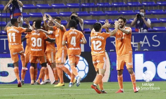 Los jugadores del Oviedo celebran el gol de Sangalli al Zaragoza (LaLiga).