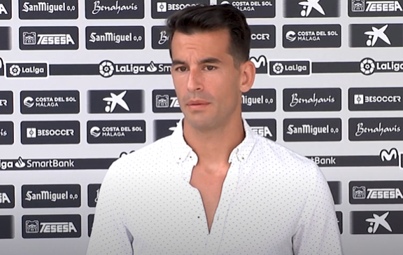 Luis Hernández, hablando para los medios del club antes de viajar a Gijón.