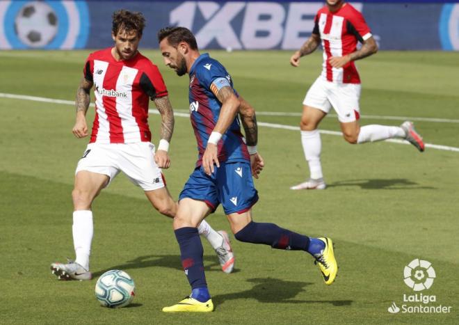 Iñigo Martínez, ante José Morales durante el Levante-Athletic (Foto: LaLiga).