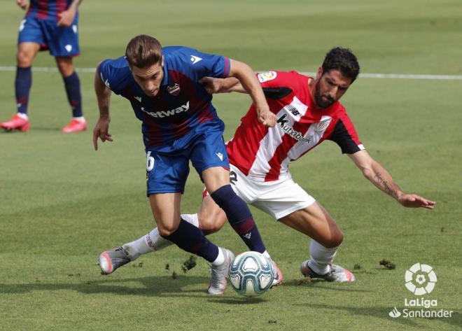 Raúl Gacía pugna con Rochina por un balón durante el Levante-Athletic (Foto: LaLiga).