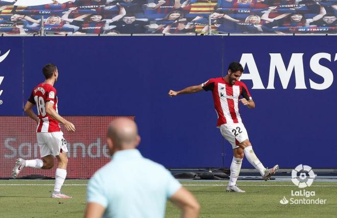 Raúl García celebra con De Marcos su segundo gol ante el Levante (Foto: LaLiga).