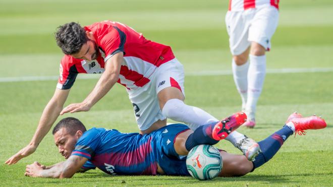 Raúl García y Rubén Vezo pugnan por un balón en el suelo (Foto: Athletic Club).