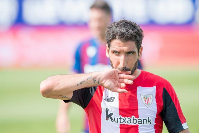 Raúl García se besa el anillo tras su doblete de goles (Foto: Athletic Club).