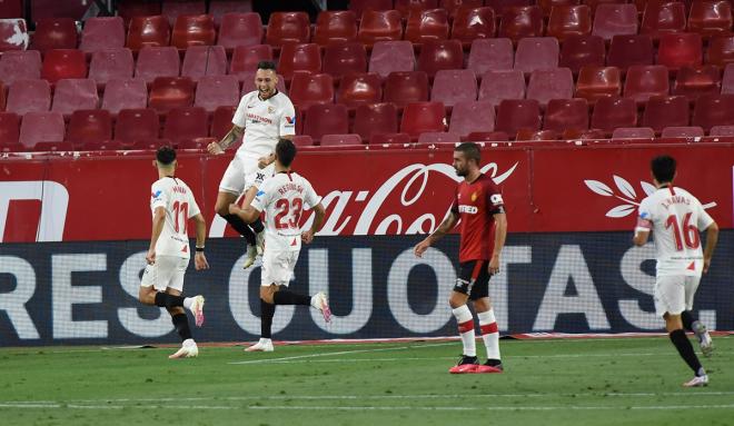 Ocampos celebra el gol en el Sevilla - Mallorca. (Foto: Kiko Hurtado).