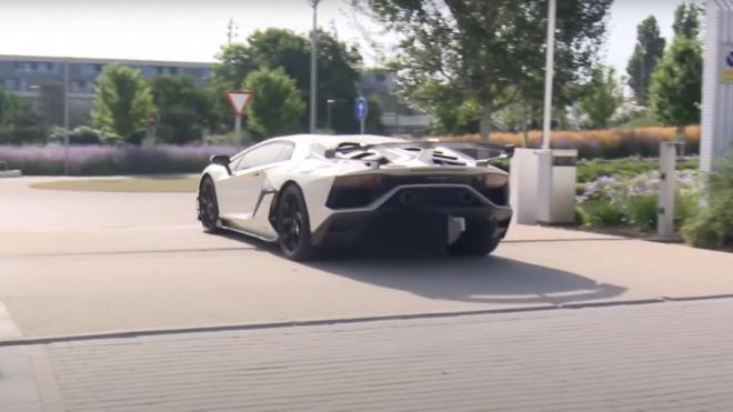 Eden Hazard, con su Lamborghini Aventador, a la salida de Valdebebas.