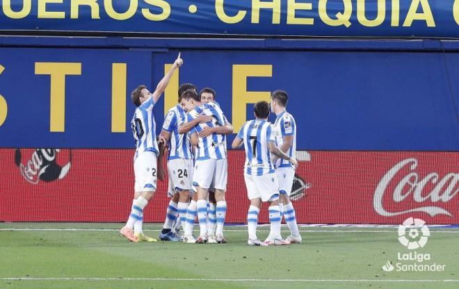 Llorente se abraza a sus compañeros tras marcar al Villarreal el 0-2 de la Real Sociedad (Foto: LaLiga).