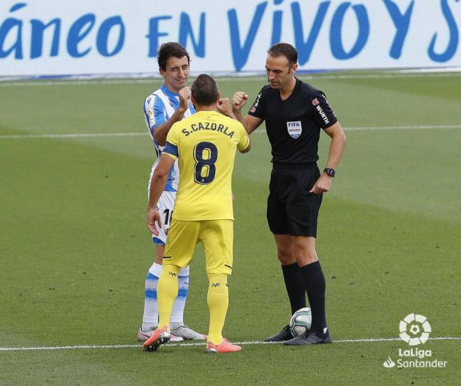 Oyarzabal y Cazorla se saludan en la previa del partido Villarreal-Real Sociedad en La Cerámica (F