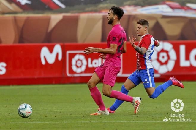 Juande, protegiendo un balón ante el Sporting (Foto: LaLiga).