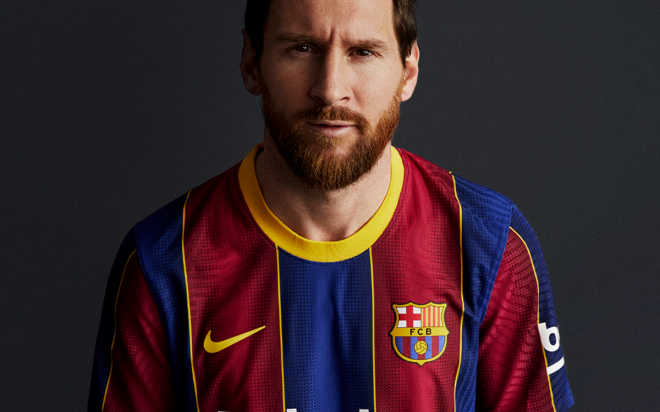 Leo Messi posa con la nueva camiseta del Barcelona (Foto: FCB).