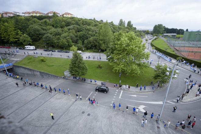 Recibimiento de la afición del Oviedo al equipo antes de un partido (Foto: @Symmachiarii).