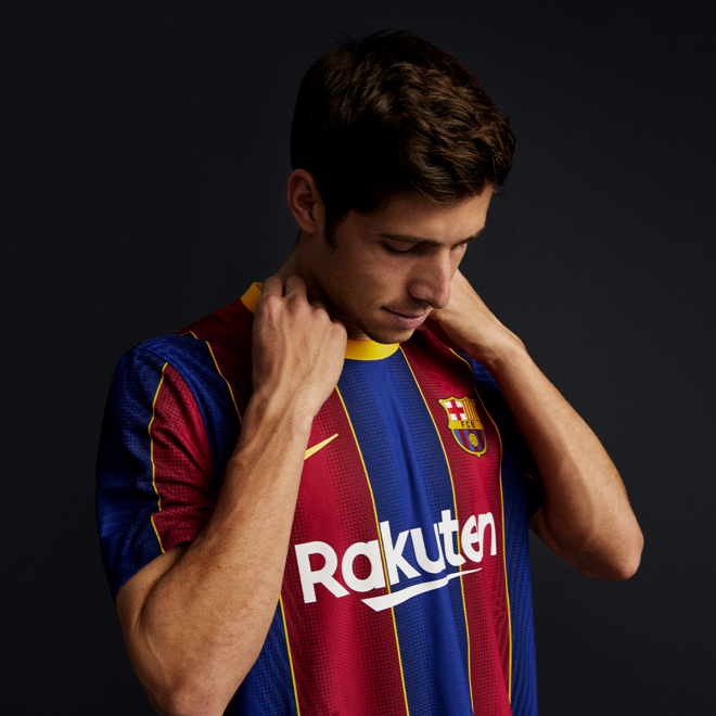 Sergi Roberto, con la nueva camiseta del Barcelona (Foto: FCB).