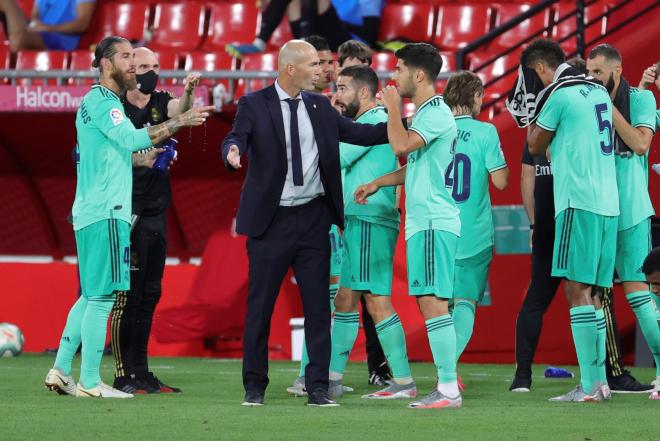 Zidane da indicaciones a Asensio ante la mirada de Sergio Ramos (Foto: EFE).