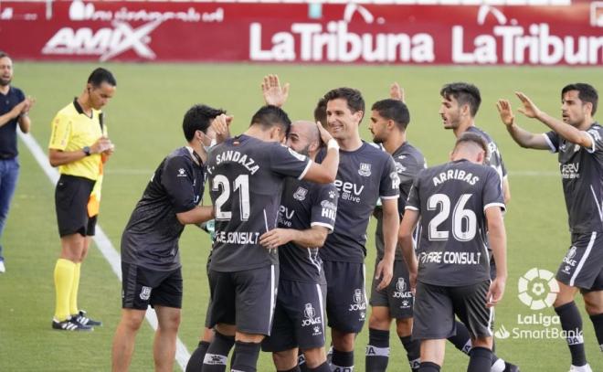 Varios jugadores del Alcorcón celebran el gol de Sandaza en Albacete (Foto: LaLiga).