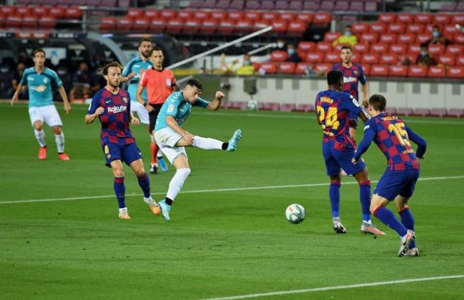 Arnaiz dispara entre varios jugadores del Barcelona para adelantar a Osasuna en el Camp Nou.