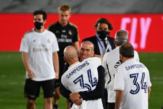 Abrazo de Zidane y Bettoni en la celebración del Real Madrid.